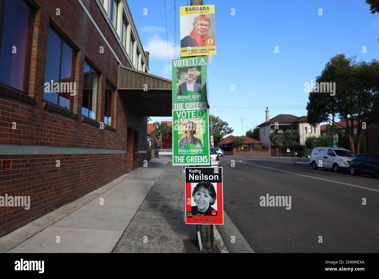 Cartelloni dei partiti politici a Frances Street, Randwick, in vista delle elezioni comunali del 4 dicembre 2021. Foto Stock