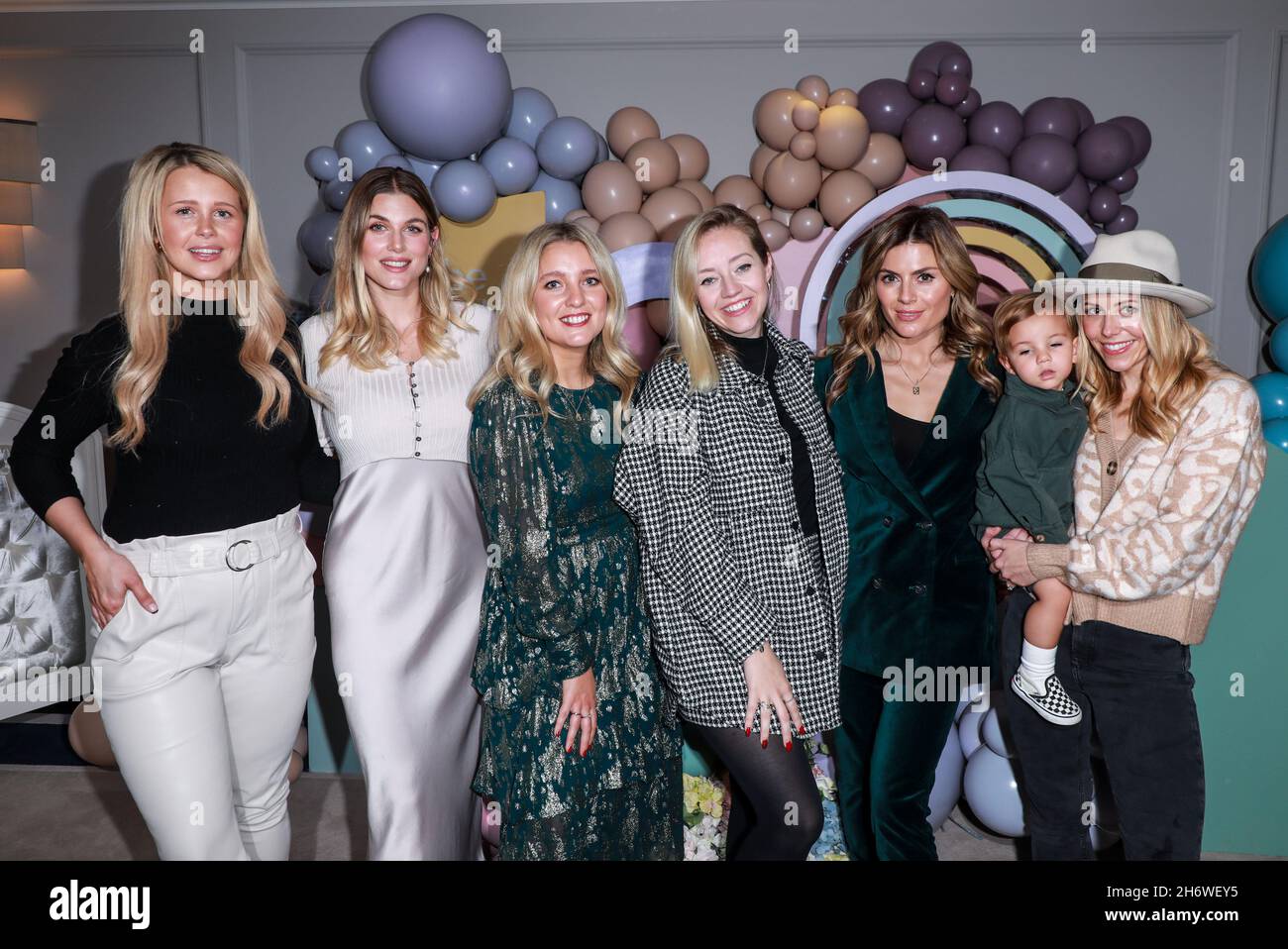 London, UK, 17/11/2021, (L-R) Portia Oduba, Ashley James, Georgia Dayton, Kelsey Hardwick, Zoe Hardman e Sarah Lou Richards partecipano al lancio di 'The Little Silk' al Corinthia Hotel di Londra. Zoe Hardman e Georgia Dayton di MadebyMammas ospitano il lancio di 'The Little Silk' al Corinthia Hotel di Londra. La Little Silk è una nuovissima gamma per bambini e neonati di lusso progettata per capelli felici e pelle serica. La nuova bella collezione comprende lenzuola di seta ipoallergenica, belle scrunchies e lussuose federe in seta, tutte super delicate su ha delicato Foto Stock