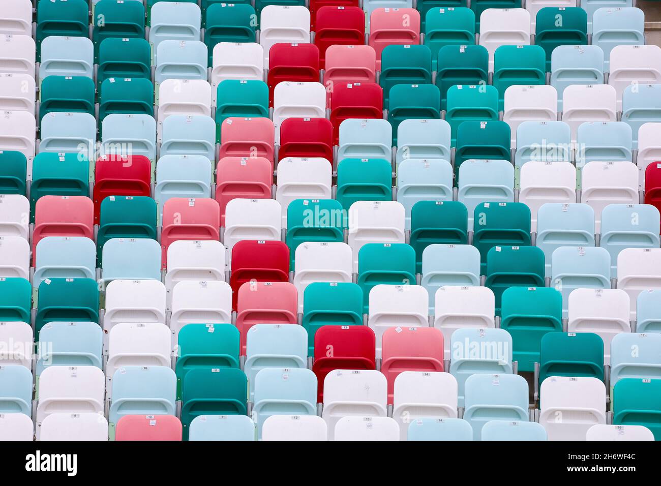 sedie colorate allo stadio di calcio. rosso verde bianco Foto Stock