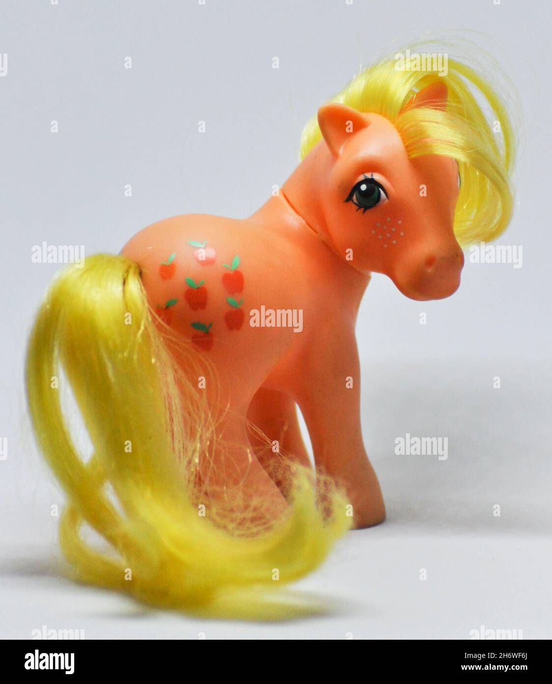 Fotografia integrale di Apple Jack il pony della popolare serie "My Little Pony" (1984 figurine) Foto Stock