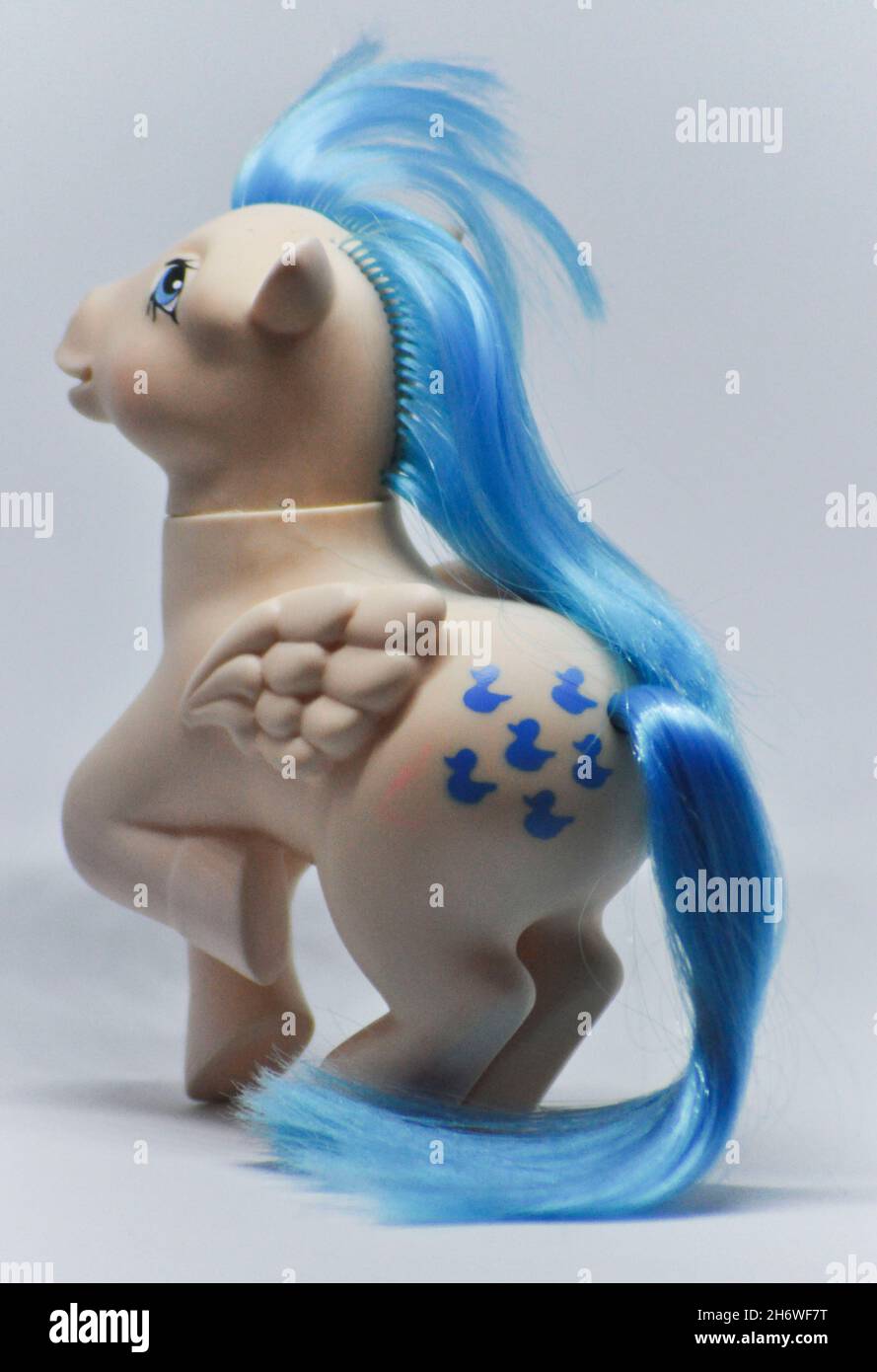 Figurine vintage di Duck Sprinkles degli anni '80 My Little Pony Series di Hasbro su sfondo bianco Foto Stock