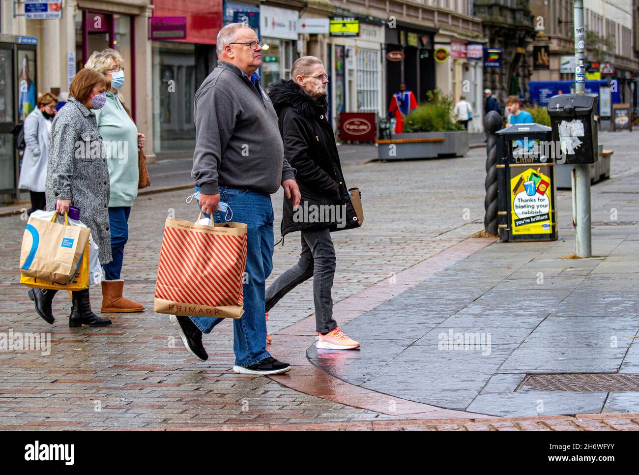 Dundee, Tayside, Scozia, Regno Unito. 18 Nov 2021. UK Meteo: Una giornata autunnale luminosa e ariosa con temperature che raggiungono i 14°C. I residenti di Dundee potranno trascorrere una giornata nel centro della città a metà novembre per fare shopping natalizio. Credit: Dundee Photographics/Alamy Live News Foto Stock