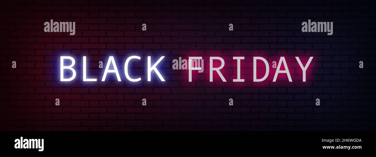 Testo del Black Friday con luce al neon su sfondo mattone. Testo al neon blu e rosso brillante per pubblicità, banner e sfondo, brochure e volantino Foto Stock