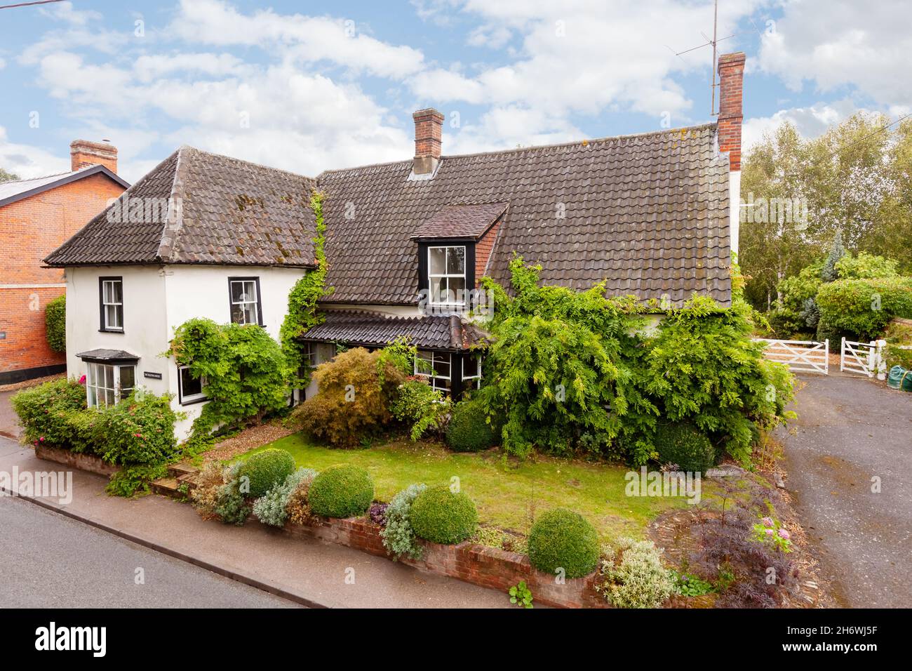 Malting House, Stradisall, Inghilterra - 9 settembre 2019: Cottage indipendente sostanziale nel villaggio di Suffolk preso da un aspetto elevato sulla strada Foto Stock