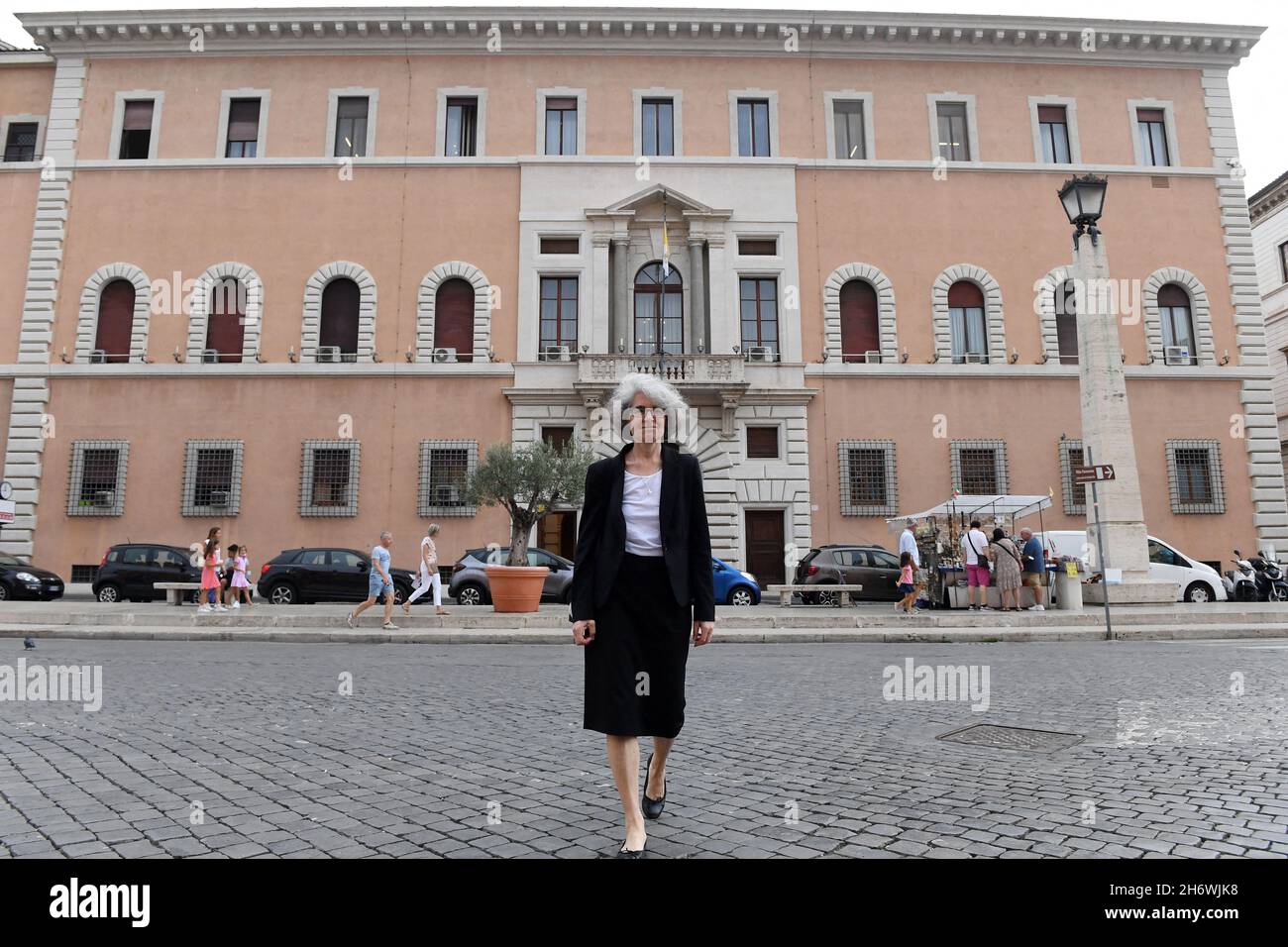 Nathalie Becquart alla Segreteria Generale del Sinodo dei Vescovi in Vaticano, il 27 2021 settembre. La suora saveriana francese è stata nominata il 2021 febbraio come sottosegretario del sinodo dei Vescovi, diventando la prima donna ad avere la carica e il diritto di voto. La donna nata nel 1969 è uno dei due nuovi sottosegretari chiamati al sinodo, il corpo dei vescovi che studia le principali questioni della dottrina e dove è consulente dal 2019. Becquart, membro delle Suore francesi di Xaviere, ha conseguito un master in management presso la prestigiosa HEC busine Foto Stock