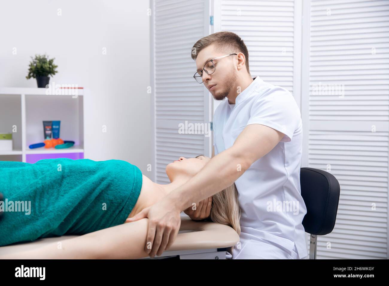 Terapista osteopatia di lavoro massaggio sportivo con spalle di atleta  donna Foto stock - Alamy