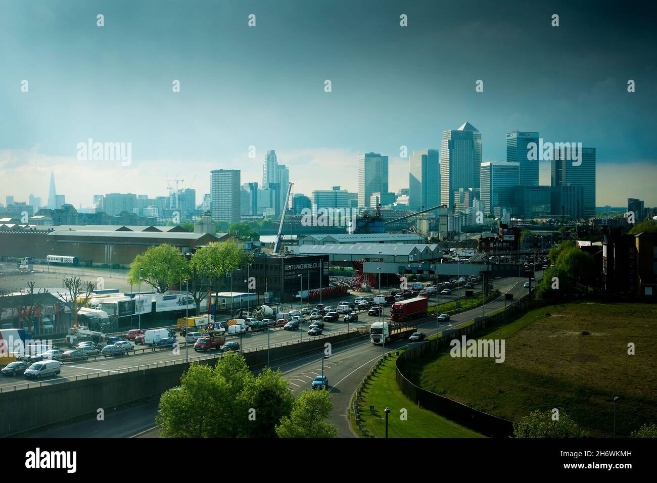 Skyline della città di Londra e traffico intenso sul Blackwall Tunnel Approach visto dall'Holiday Inn Express, Greenwich, Londra, Inghilterra, Regno Unito. Foto Stock