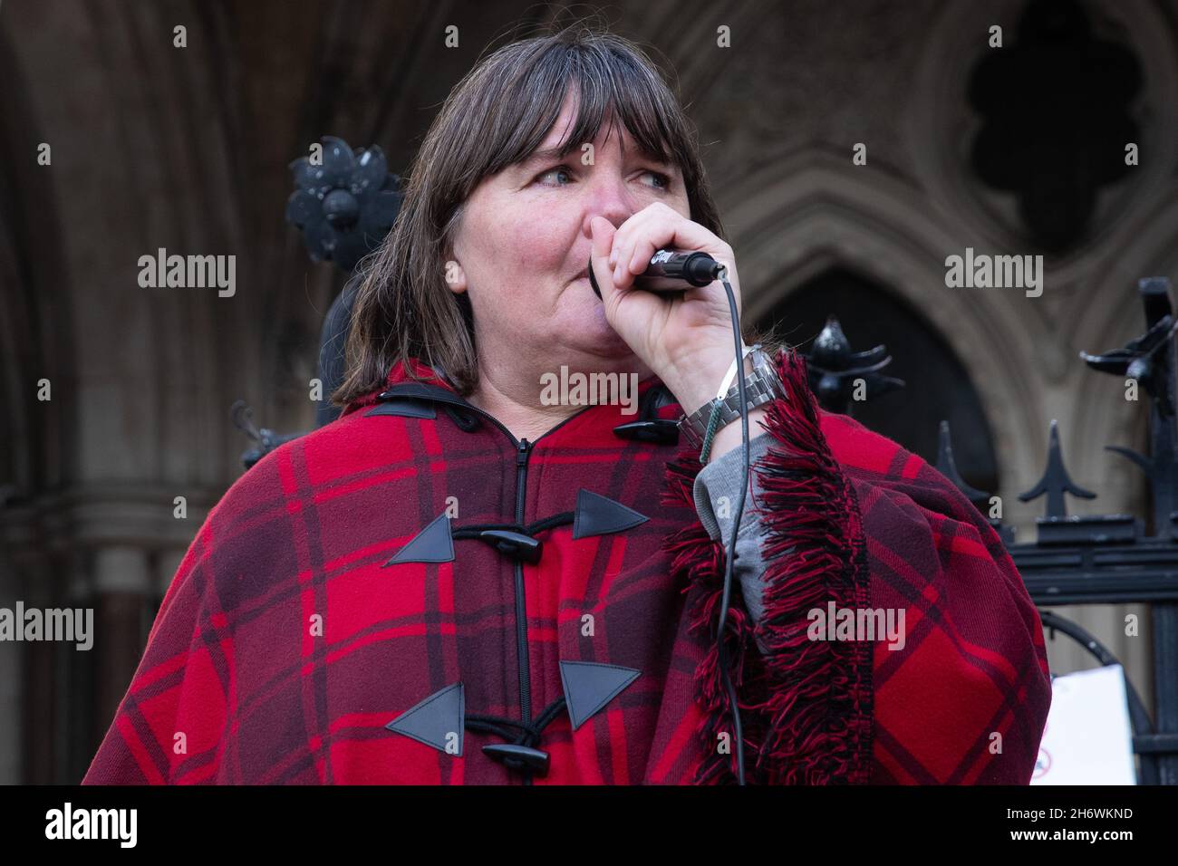 Londra, Regno Unito. 17 novembre 2021. Paula Peters of Disabled People Against Cuts (DPAC) si rivolge agli attivisti per i diritti di invalidità dei gruppi rappresentati dal Consorzio per i benefici per la disabilità (DBC) al di fuori delle corti reali di giustizia prima di una sfida di alta Corte da parte di quattro pretendenti contro la decisione del Dipartimento per il lavoro e le pensioni (DWP) di omettere "benefici legacy" Come ad esempio l'assegno per l'impiego e il supporto (ESA) a partire dall'incremento di 20 sterline a settimana in Universal Credit. Una decisione a favore dei richiedenti potrebbe portare il DWP a restituire i pagamenti a quasi 2 milioni di malati e disabili. CR Foto Stock