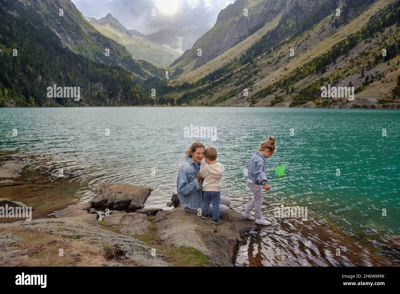 Famiglia vicino a un lago francese Gaube in alto pirenei Foto Stock