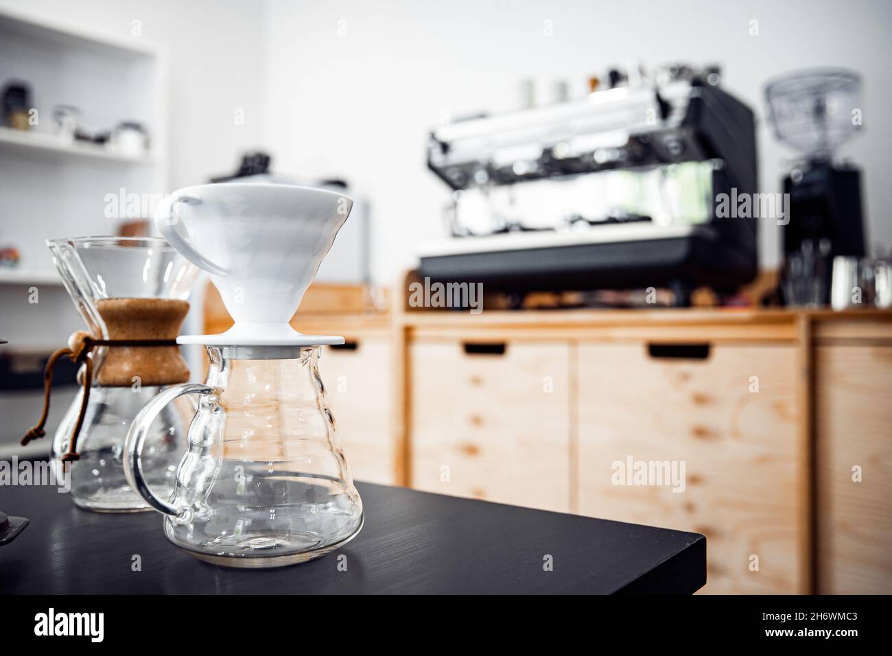 Metodo alternativo di preparazione del caffè, bicchieri gocciolanti a imbuto con filtro di carta. Foto Stock