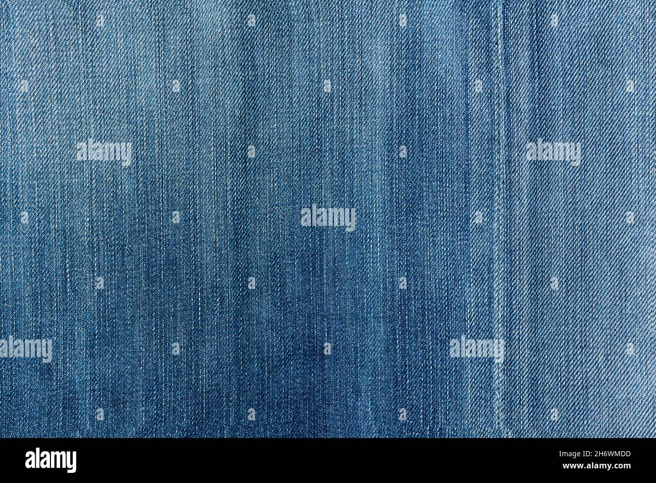 Primo piano della texture e dello sfondo blu denim jean, jeans antichi Foto Stock