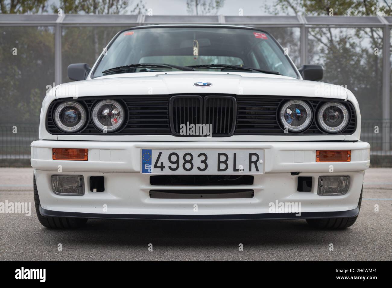 MONTMELO; SPAGNA-OTTOBRE 10; 2021: BMW Serie 3 (E30) berlina a due porte  (seconda generazione BMW Serie 3), vista frontale Foto stock - Alamy