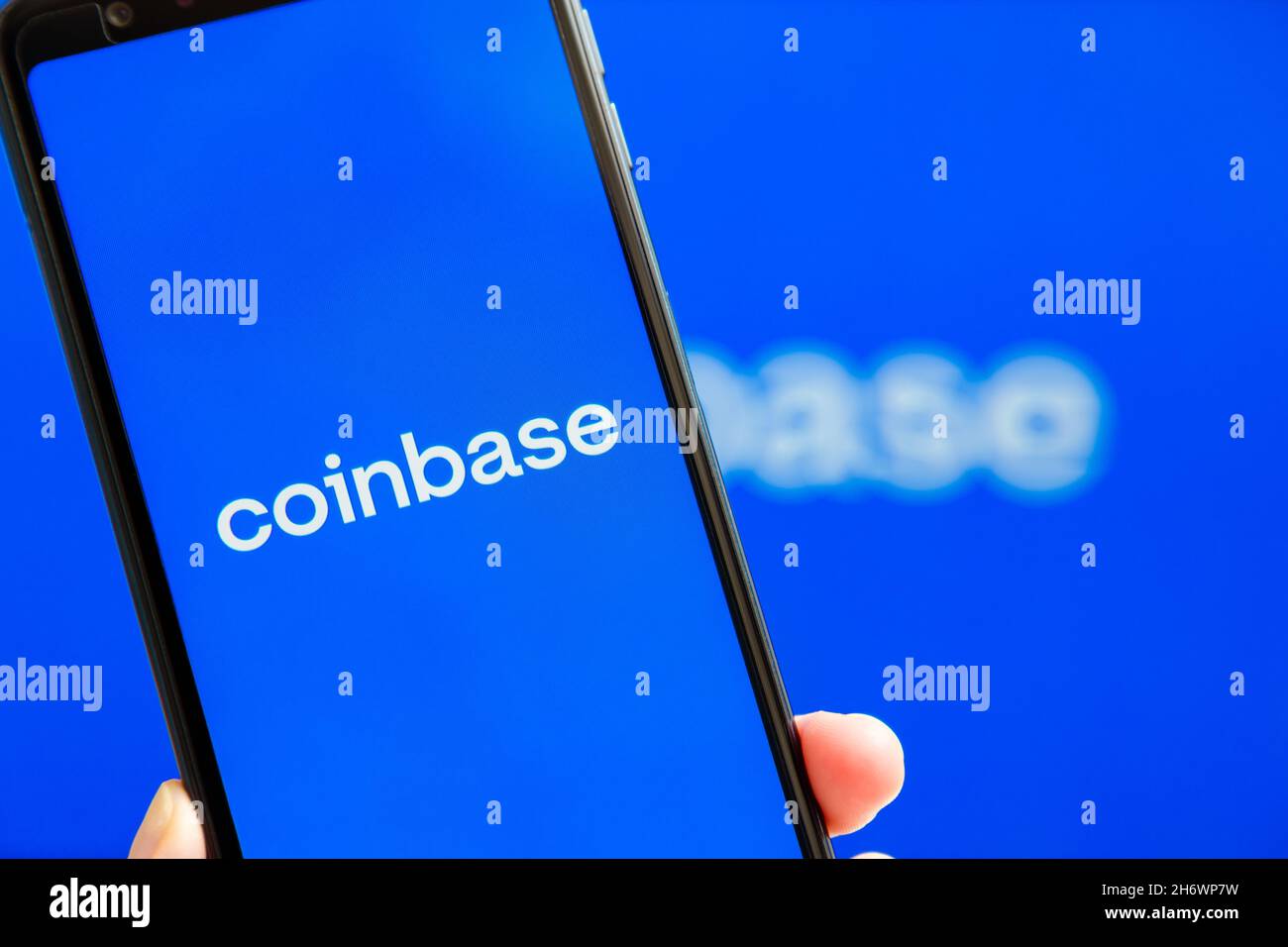 Ucraina, Odessa - 9 ottobre 2021: Applicazione mobile Coinbase in esecuzione sullo schermo dello smartphone con logo Coinbase sullo sfondo. Coinbase - criptocurrene americano Foto Stock
