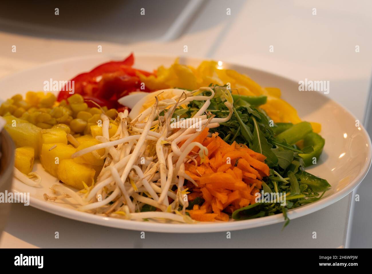 piatto di insalate pronto a mangiare. concetto di cibo sano. Foto Stock