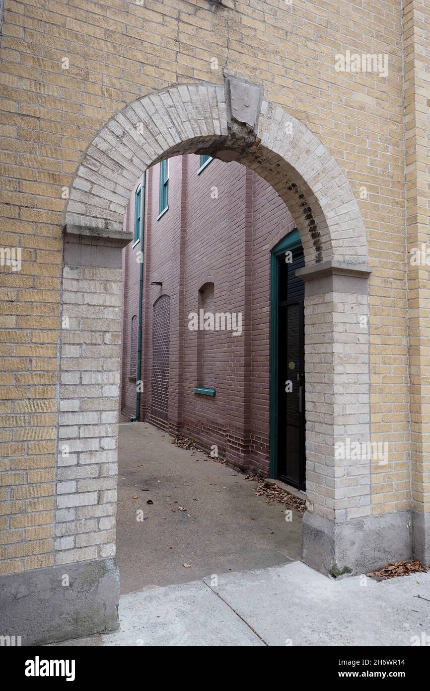 Il vicolo può essere visto attraverso l'arco. Foto Stock