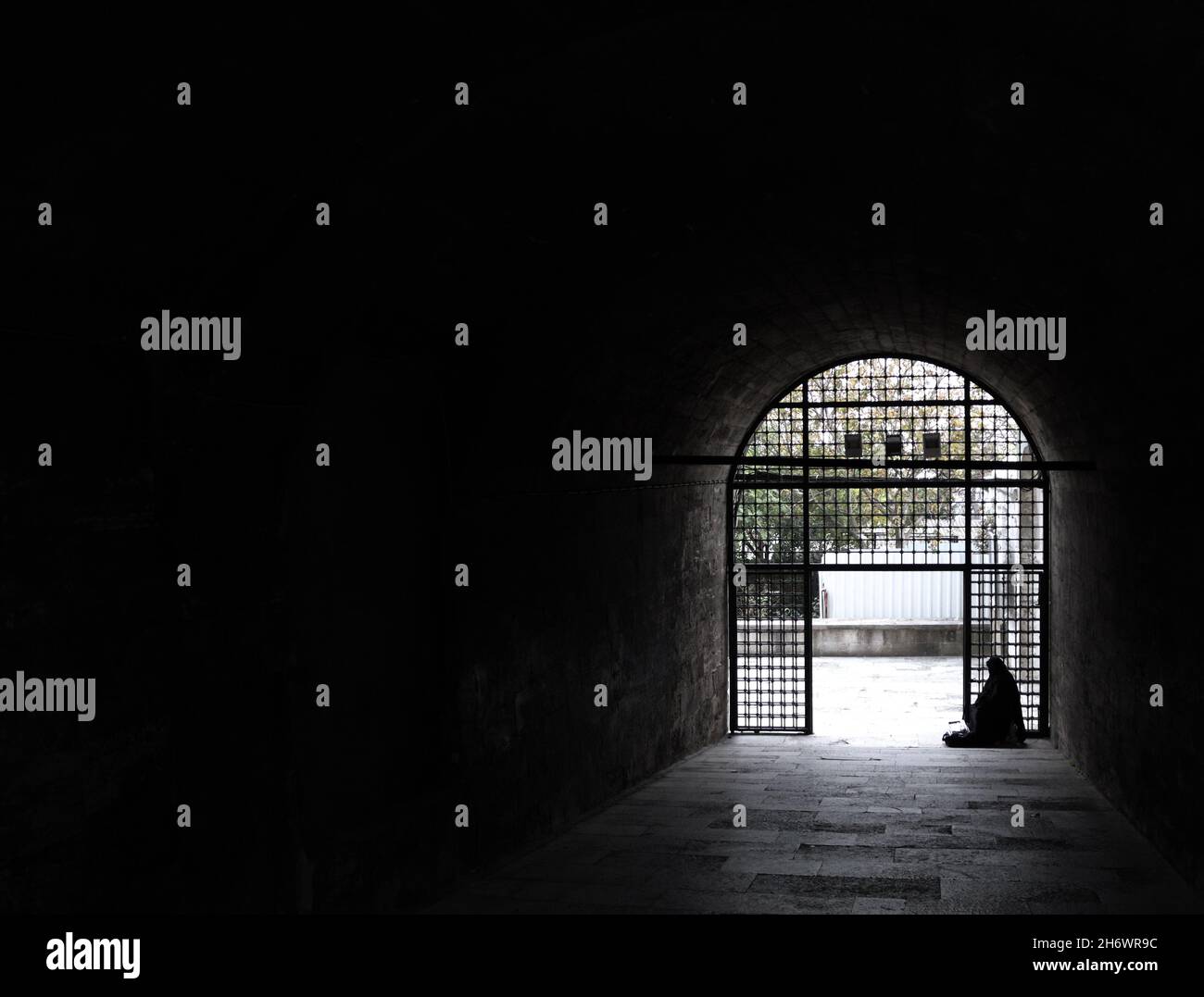 una donna che vende alla fine del tunnel, la donna che si alza alla fine del tunnel, vista cinematica del tunnel Foto Stock