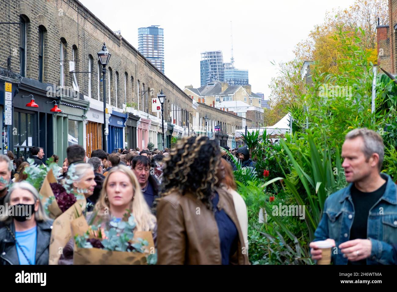 Columbia Road Flower Market persone che acquistano piante fiori in strada al mercato bancarelle Domenica nel novembre 2021 East London UK KATHY DEWITT Foto Stock