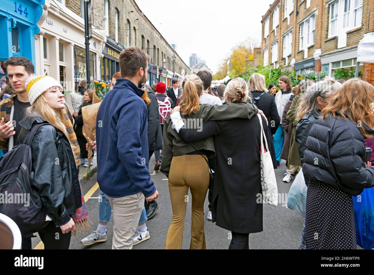Columbia Road Flower Market persone che acquistano piante fiori in strada al mercato bancarelle Domenica nel novembre 2021 East London UK KATHY DEWITT Foto Stock