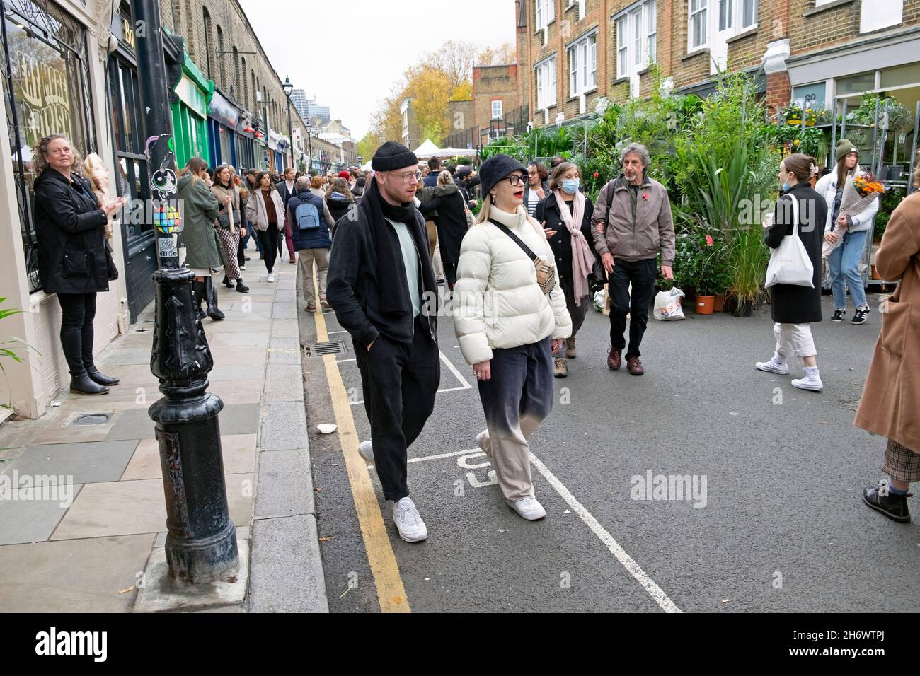 Columbia Road Flower Market persone che acquistano piante fiori in strada al mercato bancarelle Domenica nel novembre 2021 East London UK KATHY DEWITT Foto Stock