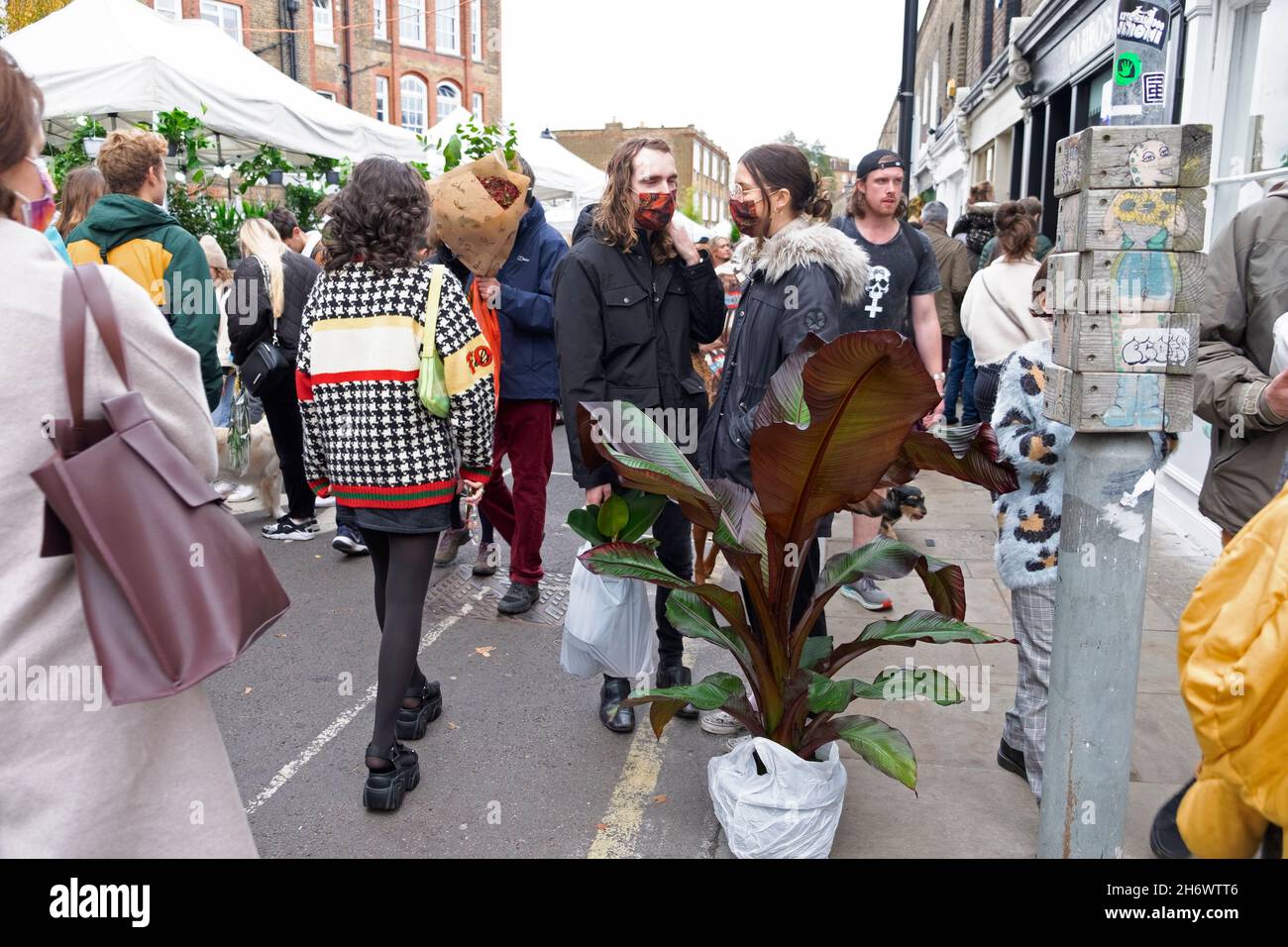 Columbia Road Flower Market People facemasks acquistare piante fiori in strada al mercato bancarelle Domenica nel novembre 2021 East London UK KATHY DEWITT Foto Stock