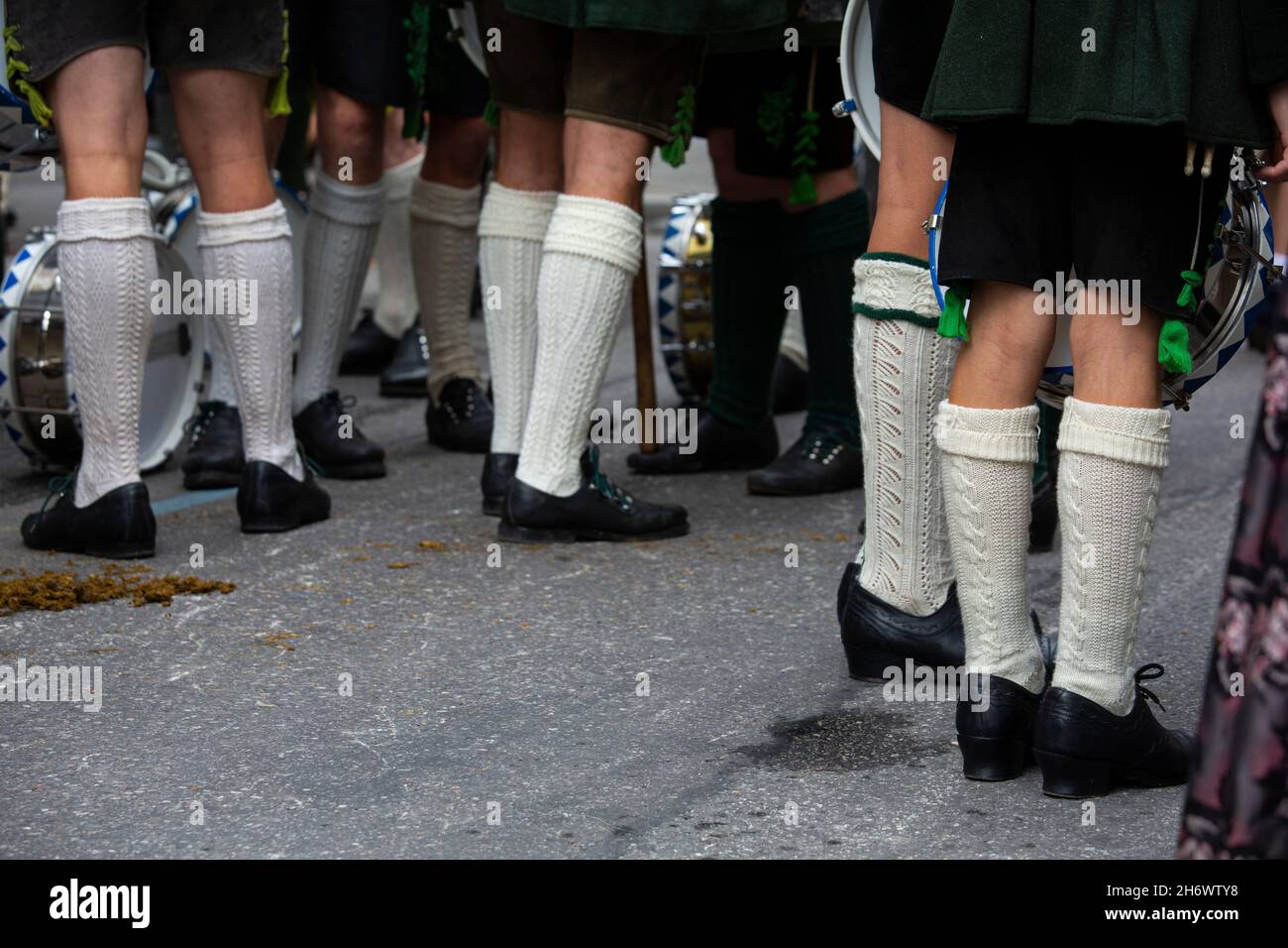 Un'immagine di calze tradizionali bavaresi indossate da giovani che frequentano il festival della birra dell'Octoberfest a Monaco. Foto Stock