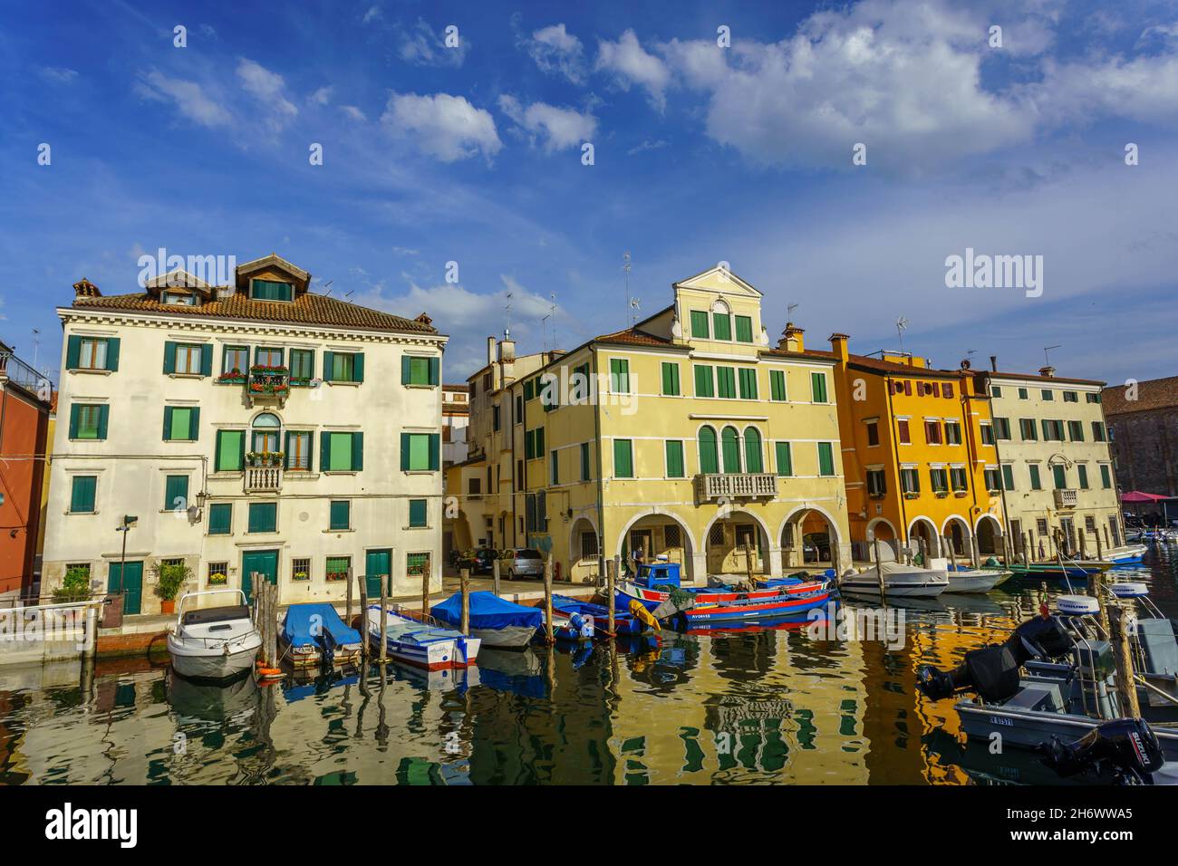 Vista sulla pittoresca cittadina di Comacchio, con edifici e canali, come la Venezia più famosa Foto Stock