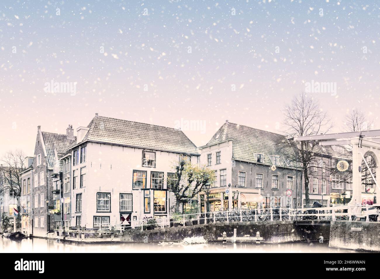 Vista invernale del centro olandese di Alkmaar con canale, ponte e negozi nei Paesi Bassi Foto Stock