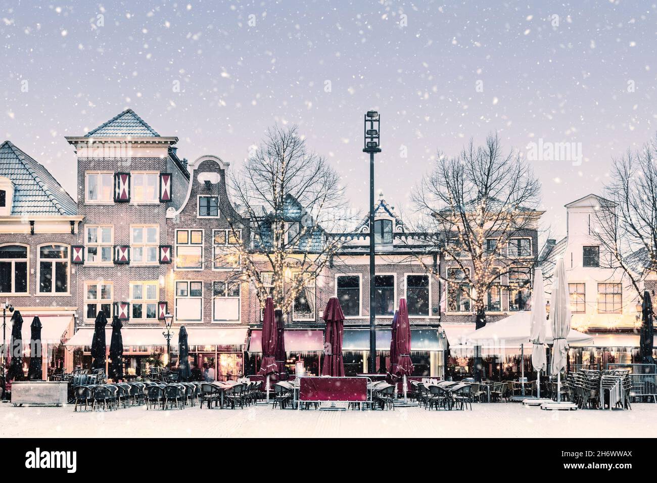 Vista invernale sulla neve del famoso Waagplein olandese con pub e ristoranti nel centro della città di Alkmaar, Paesi Bassi Foto Stock