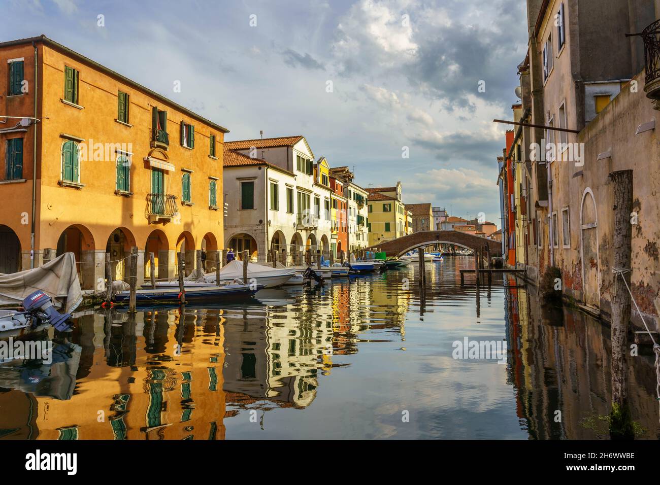 Vista sulla pittoresca cittadina di Comacchio, con edifici e canali, come la Venezia più famosa Foto Stock