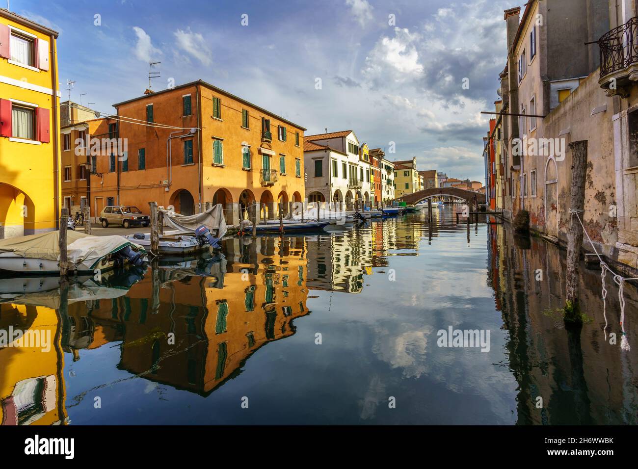 Vista sulla pittoresca cittadina di Comacchio, con edifici e canali, come la Venezia più famosa Foto Stock