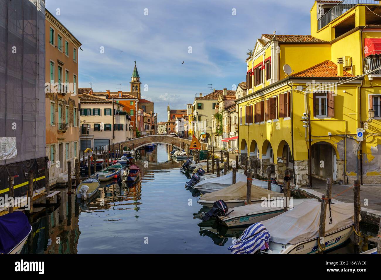 Vista sulla pittoresca cittadina di Comacchio, con edifici e canali, come la Venezia più famosa Foto Stock