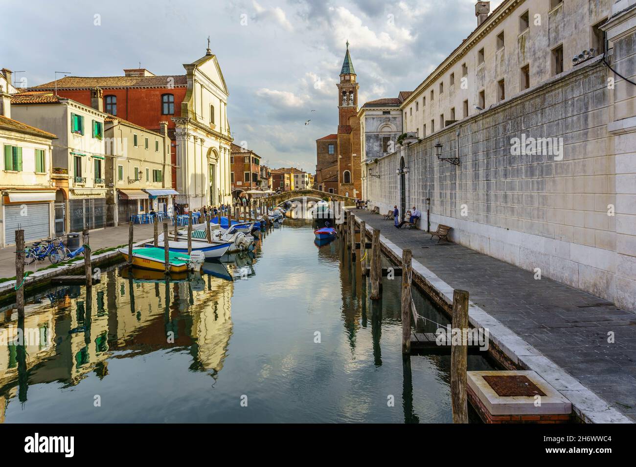 Vista sulla pittoresca cittadina di Comacchio, con edifici e canali, come la Venezia più famosa Foto Stock