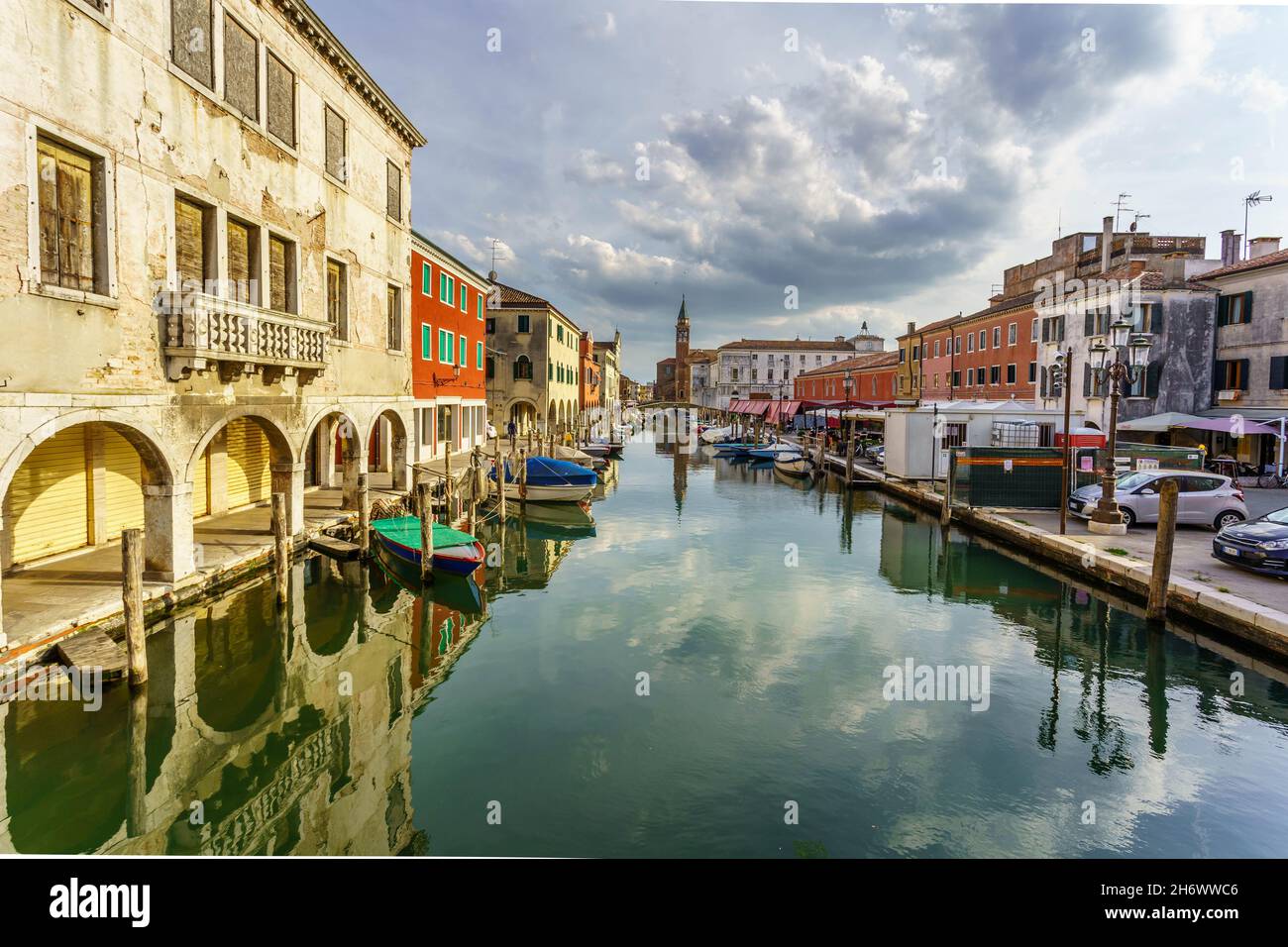 Vista sulla pittoresca cittadina di Comacchio, con edifici e canali, come la Venezia più famosa Foto Stock