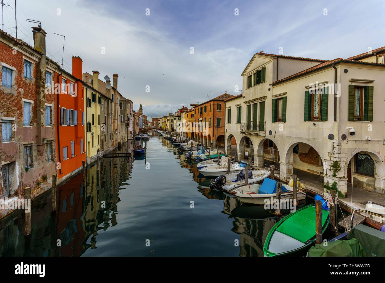 Vista sulla pittoresca cittadina di Comacchio, con edifici e canali, come la Venezia più famosa Foto Stock