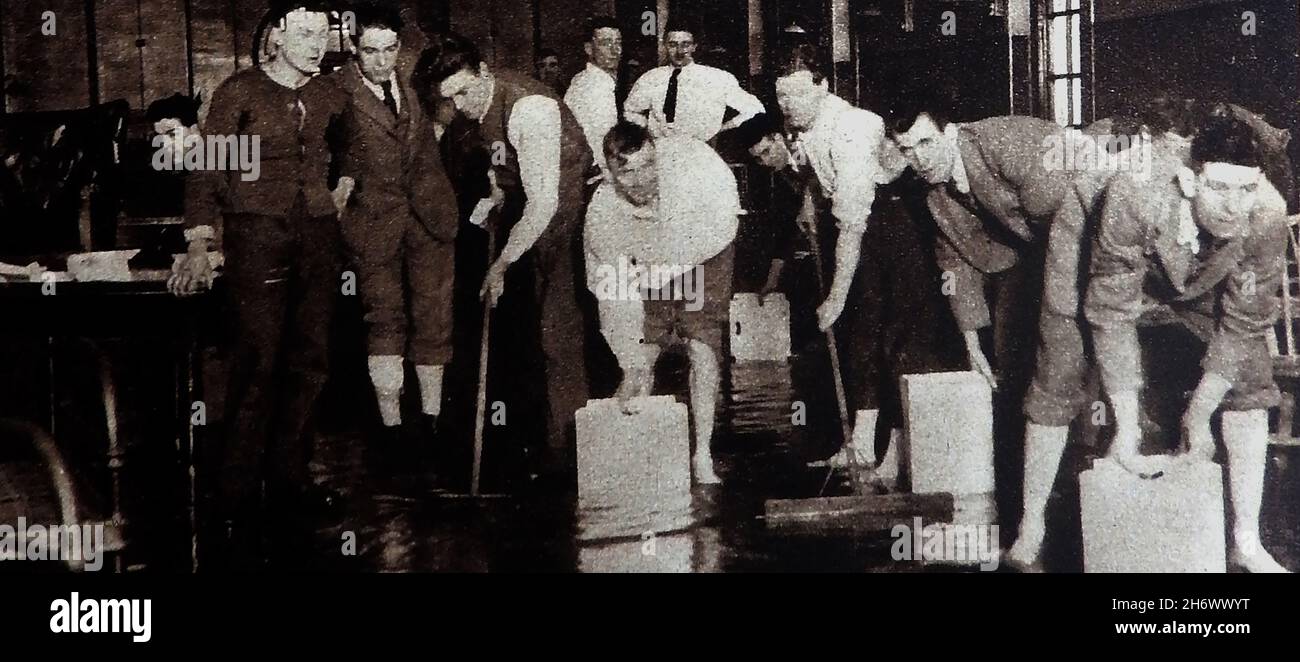 Una scena dalle inondazioni di Londra (Regno Unito) nel 1929 -- soldati feriti che si ripulivano al Millbank Hospital dopo 18 giorni di pioggia continua è caduto. Foto Stock