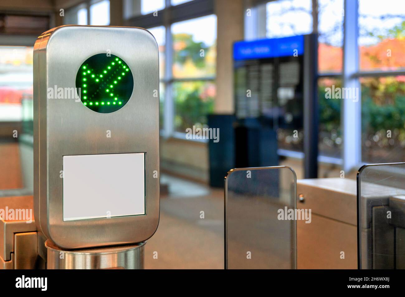 Lettori presto Card all'ingresso della stazione della metropolitana di Bayview, parte della Toronto Transit Commission o TTC. 18 novembre 2021 Foto Stock