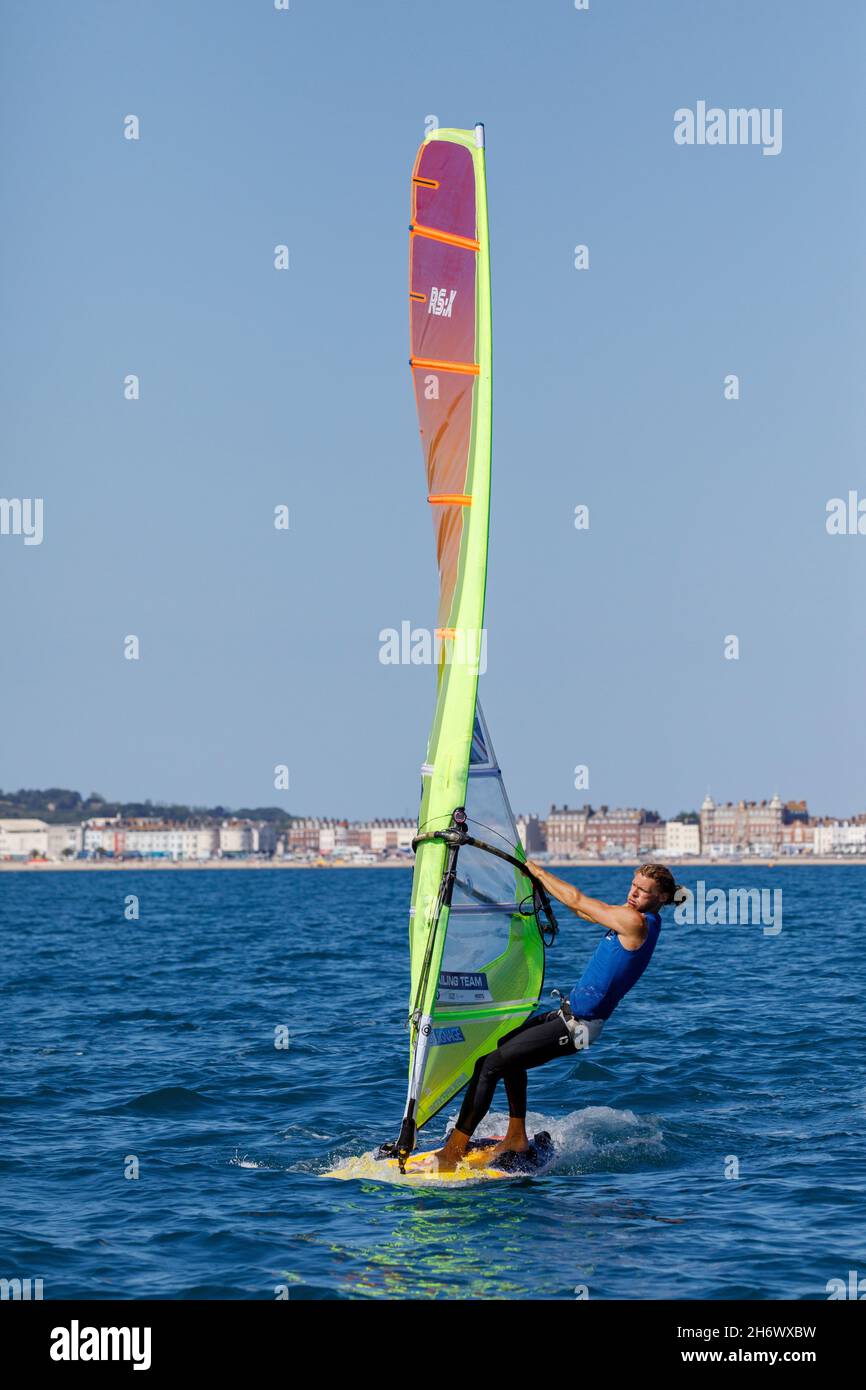 Tom Squires durante una sessione di allenamento di windsurf RS:X il 21 luglio 2020 a Portland, nel Dorset nel Regno Unito. Foto di Sam Mellish Foto Stock