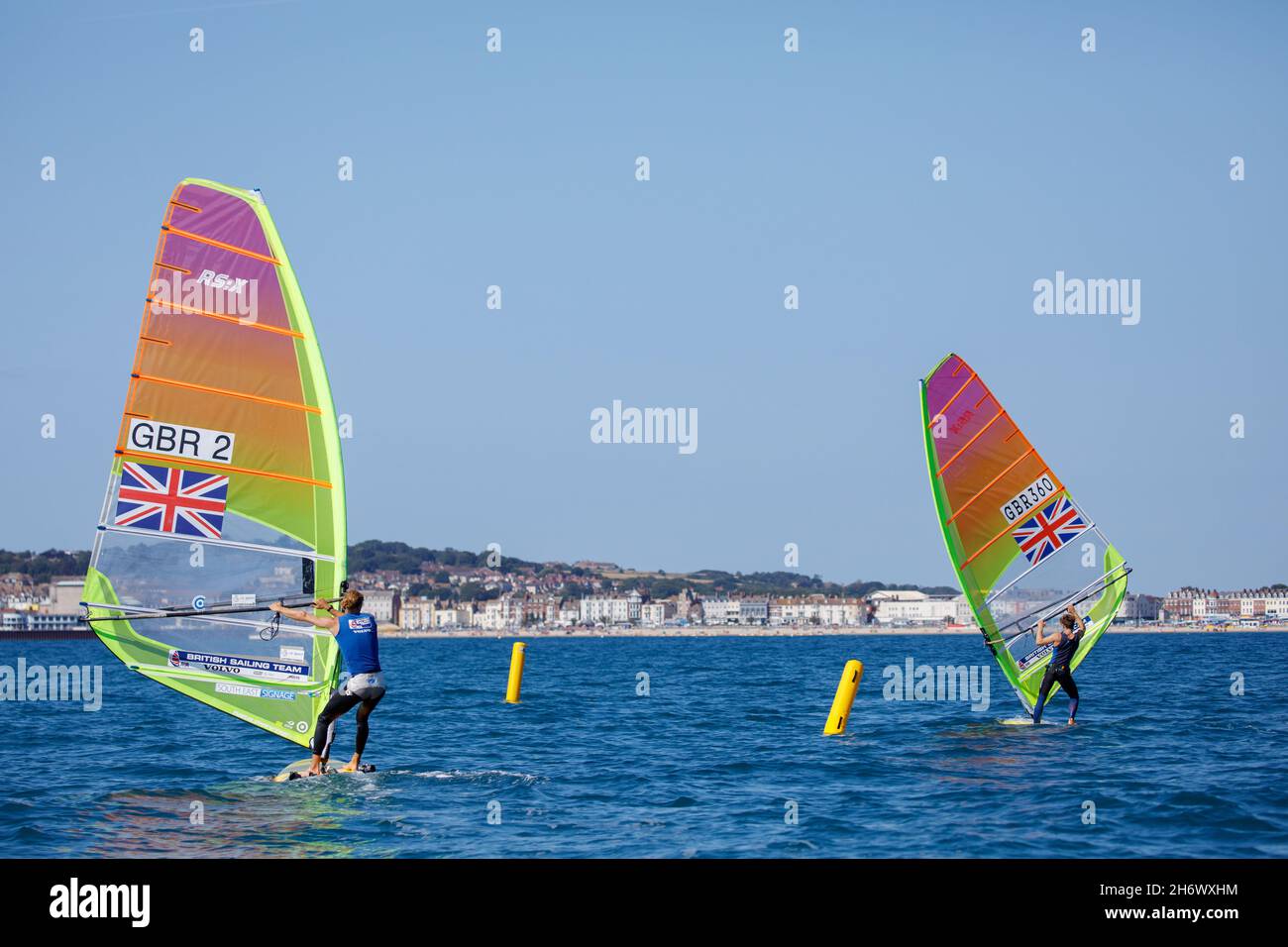Tom Squires durante una sessione di allenamento di windsurf RS:X il 21 luglio 2020 a Portland, nel Dorset nel Regno Unito. Foto di Sam Mellish Foto Stock