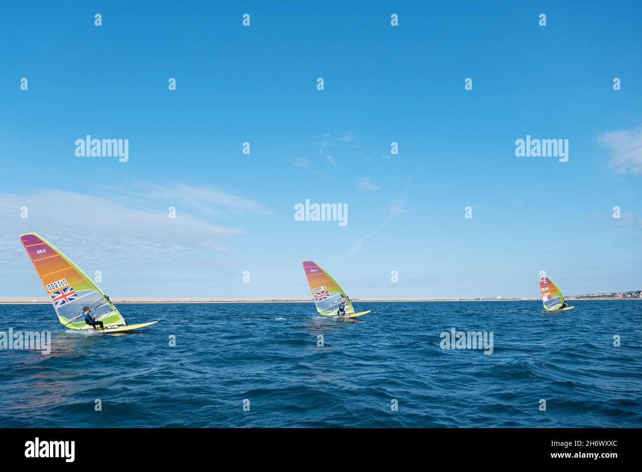 Tom Squires durante una sessione di allenamento di windsurf RS:X il 21 luglio 2020 a Weymouth Bay, Dorset nel Regno Unito. Foto di Sam Mellish Foto Stock