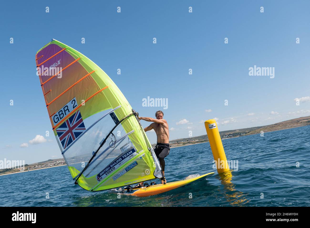 Tom Squires durante una sessione di allenamento di windsurf RS:X il 21 luglio 2020 a Weymouth Bay, Dorset nel Regno Unito. Foto di Sam Mellish Foto Stock