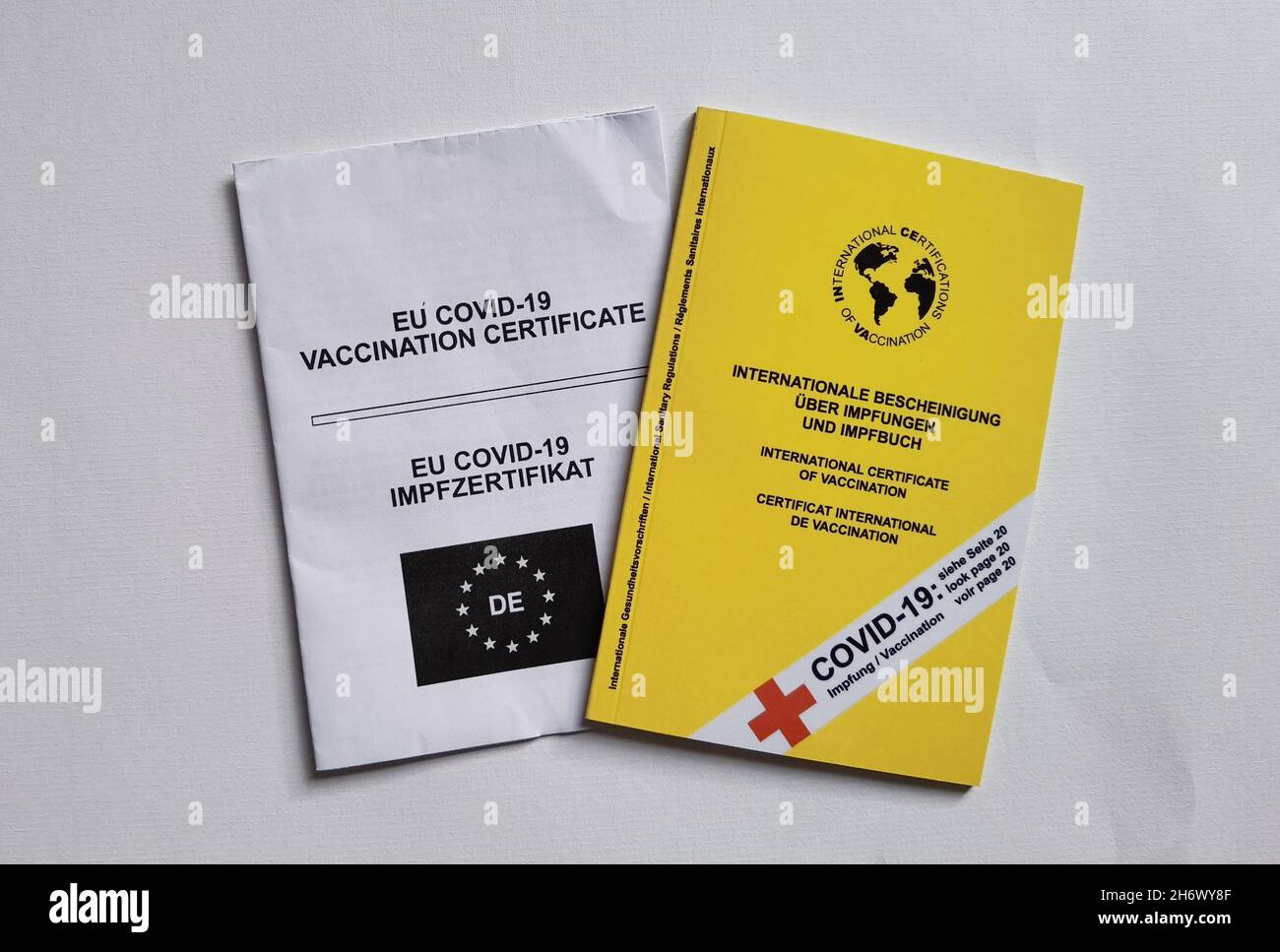 Monaco, Baviera, Germania. 18 Nov 2021. Un passaporto per il vaccino con un aggiornamento specifico per il Coronavirus insieme a una copia del codice dell'Unione europea 19. In Germania, il sistema è in gran parte fallito, con un segreto aperto in quanto non ci sono controlli per ristoranti, parrucchieri e barbiere, o anche molte funzioni governative. Jens Spahn ha chiamato questo ''0G'' invece di 2G e/o 3G. I passaggi faked dai medici in Germania costano circa 150 euro. (Credit Image: © Sachelle Babbar/ZUMA Press Wire) Foto Stock