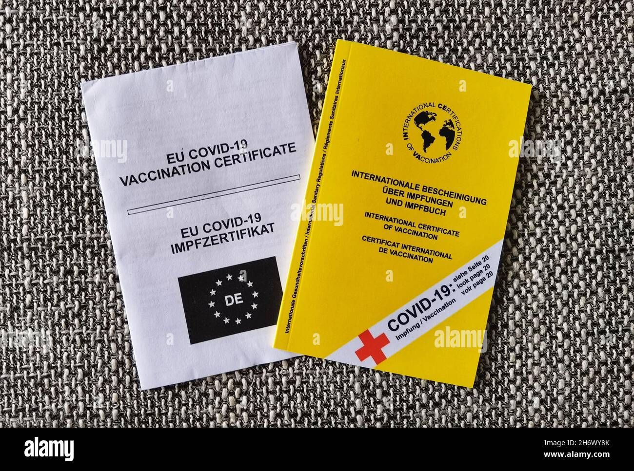 Monaco, Baviera, Germania. 18 Nov 2021. Un passaporto per il vaccino con un aggiornamento specifico per il Coronavirus insieme a una copia del codice dell'Unione europea 19. In Germania, il sistema è in gran parte fallito, con un segreto aperto in quanto non ci sono controlli per ristoranti, parrucchieri e barbiere, o anche molte funzioni governative. Jens Spahn ha chiamato questo ''0G'' invece di 2G e/o 3G. I passaggi faked dai medici in Germania costano circa 150 euro. (Credit Image: © Sachelle Babbar/ZUMA Press Wire) Foto Stock