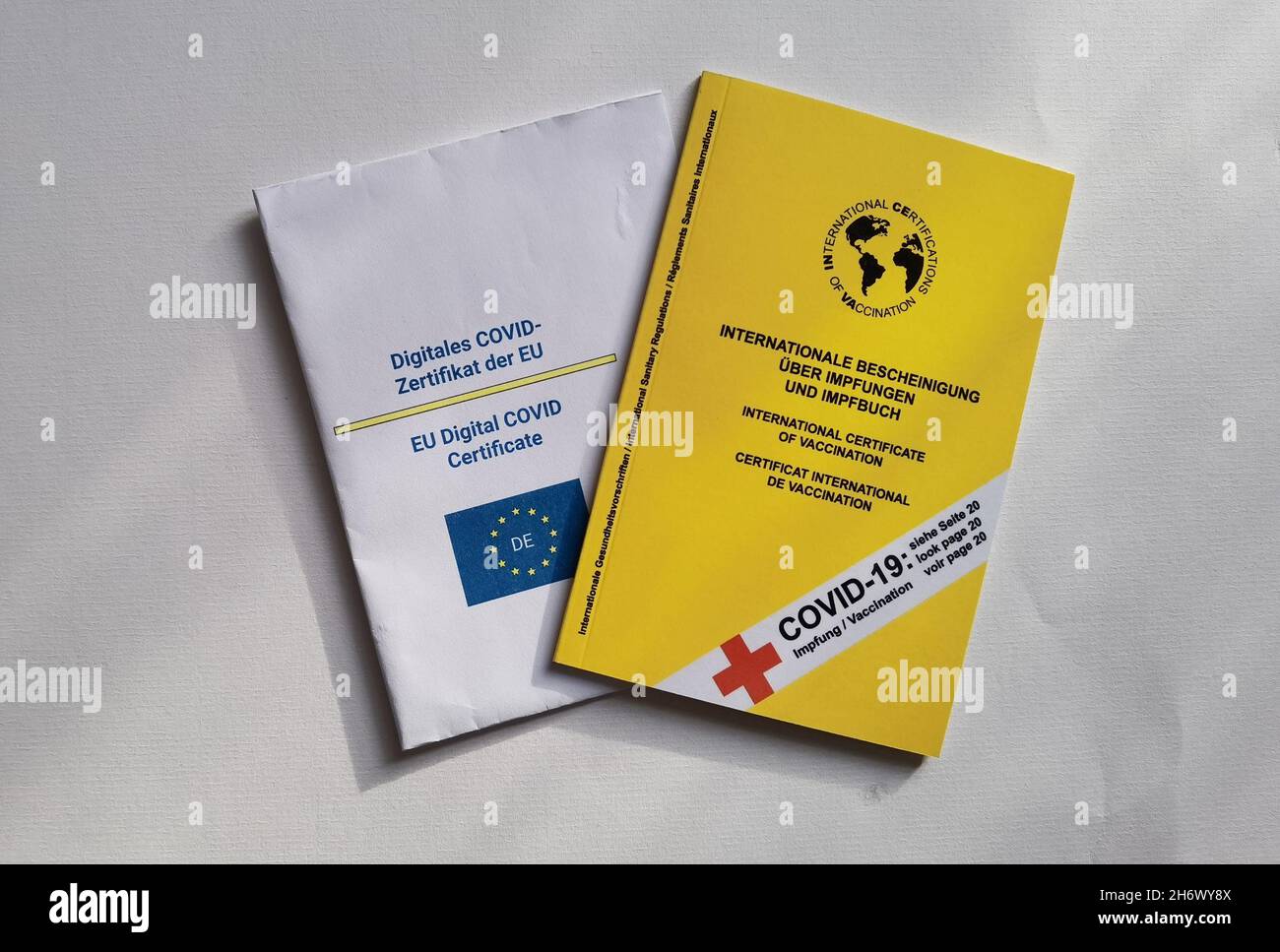 Monaco, Baviera, Germania. 18 Nov 2021. Un passaporto per il vaccino con un aggiornamento specifico per il Coronavirus insieme a una copia del codice dell'Unione europea 19. In Germania, il sistema è in gran parte fallito, con un segreto aperto in quanto non ci sono controlli per ristoranti, parrucchieri e barbiere, o anche molte funzioni governative. Jens Spahn ha chiamato questo ''0G'' invece di 2G e/o 3G. I passaggi faked dai medici in Germania costano circa 150 euro. (Credit Image: © Sachelle Babbar/ZUMA Press Wire) Foto Stock