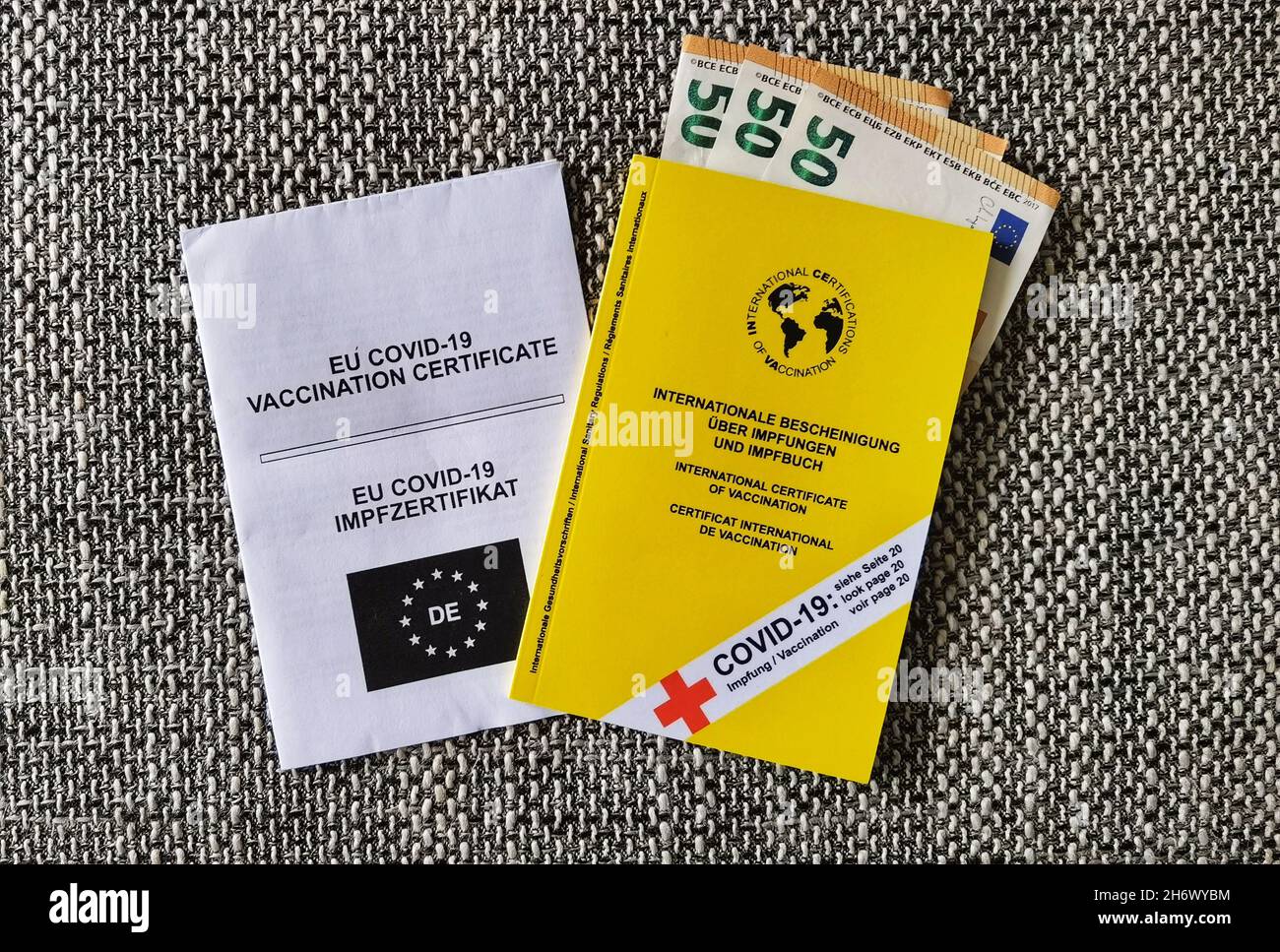 18 novembre 2021, Monaco di Baviera, Germania: Un passaporto per il vaccino con un aggiornamento specifico per il Coronavirus insieme a una copia del documento dell'Unione europea Covid-19. In Germania, il sistema è in gran parte fallito, con un segreto aperto in quanto non ci sono controlli per ristoranti, parrucchieri e barbiere, o anche molte funzioni governative. Jens Spahn ha chiamato questo ''0G'' invece di 2G e/o 3G. I passaggi faked dai medici in Germania costano circa 150 euro. (Credit Image: © Sachelle Babbar/ZUMA Press Wire) Foto Stock