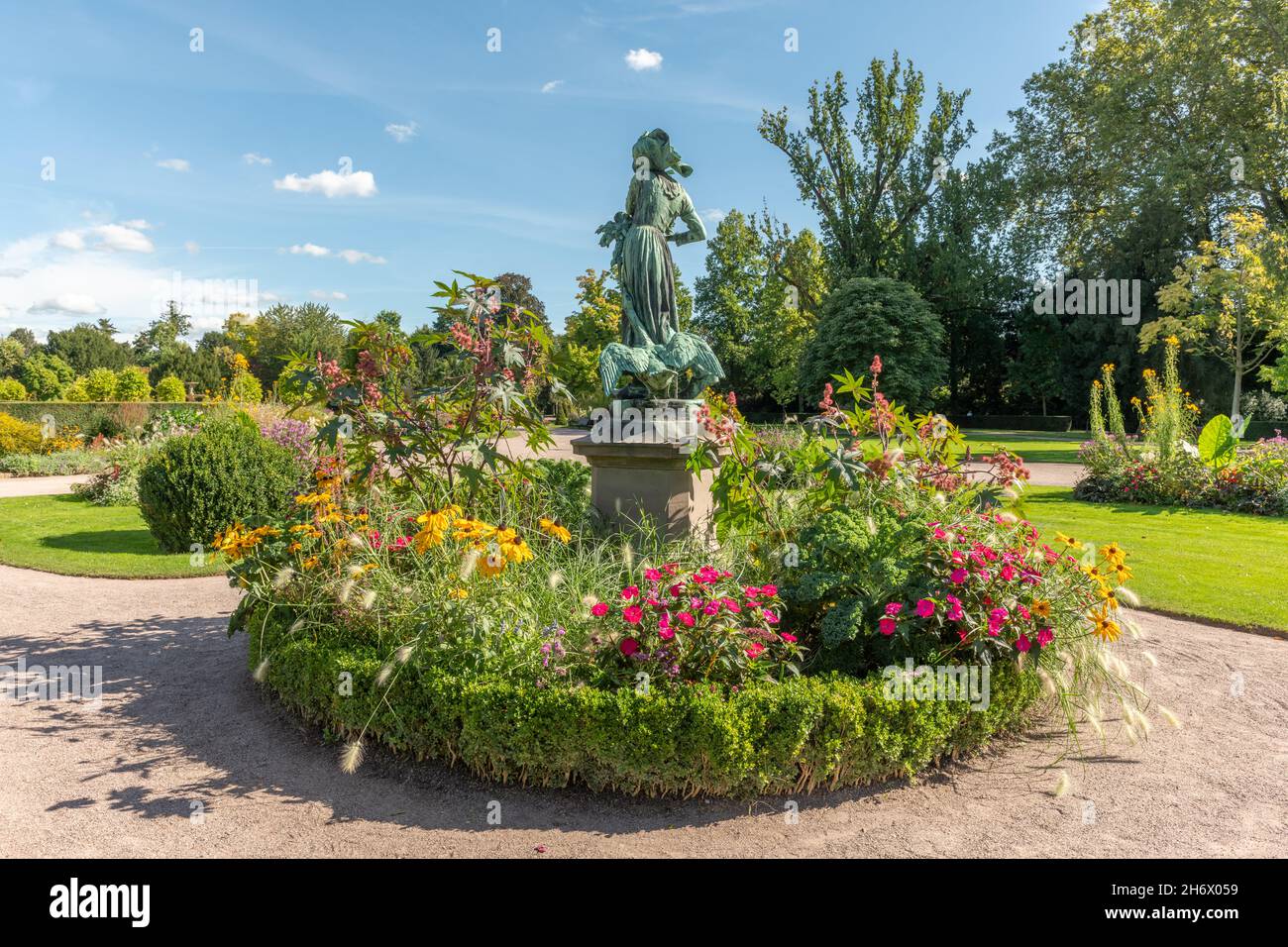 Statua di 'Lison con oche' nel parco del frutteto di Strasburgo. Francia, Europa. Realizzato nel 1899. Foto Stock