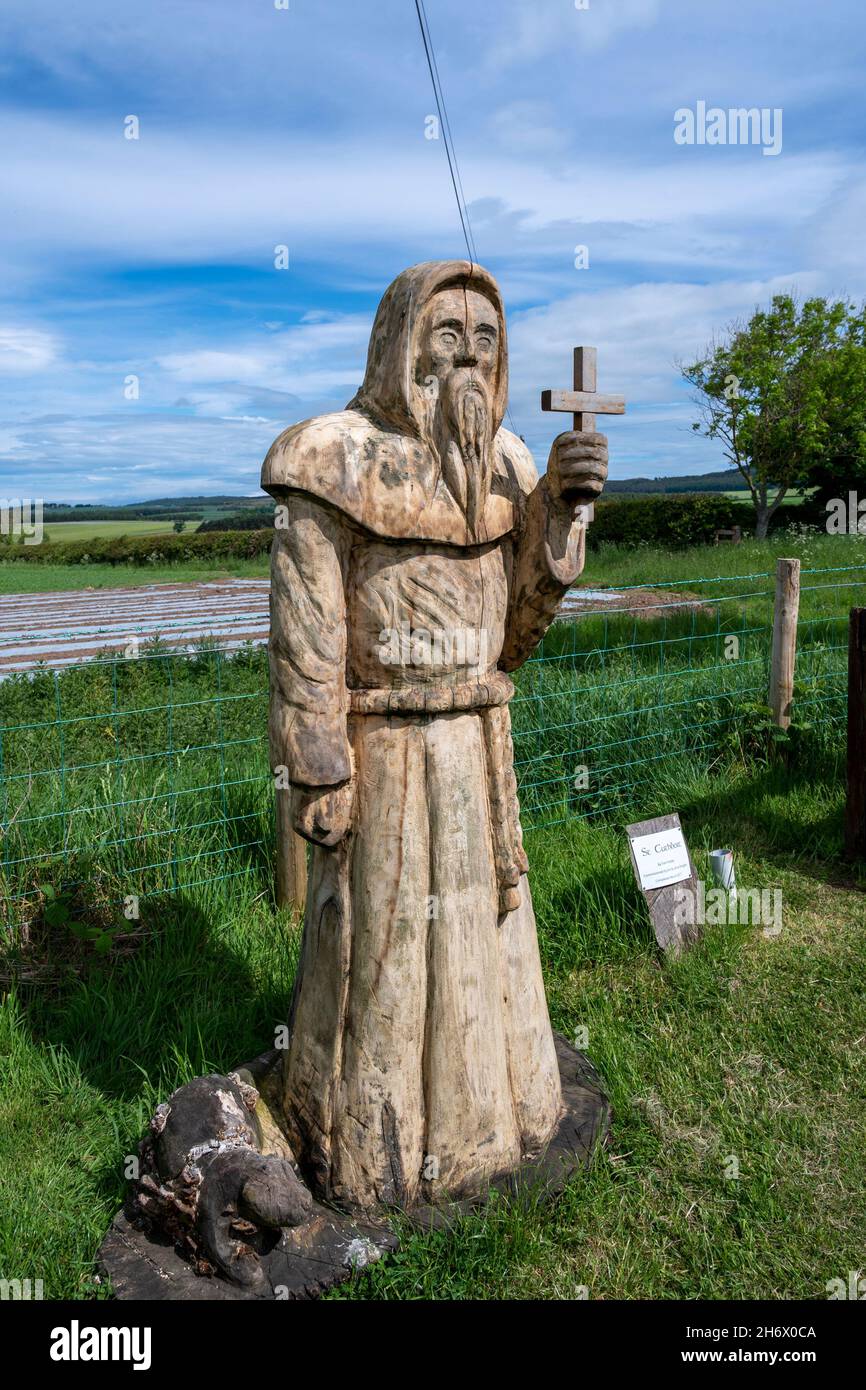 Una scultura in legno di San Cuthbert, sulla via del pellegrinaggio di San Cuthbert. Foto Stock