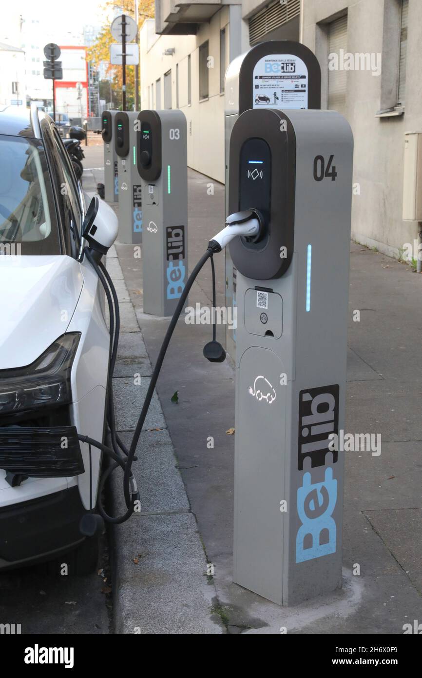 BELIB' LA RETE PUBBLICA DI STAZIONI DI RICARICA PER VEICOLI ELETTRICI A PARIGI Foto Stock