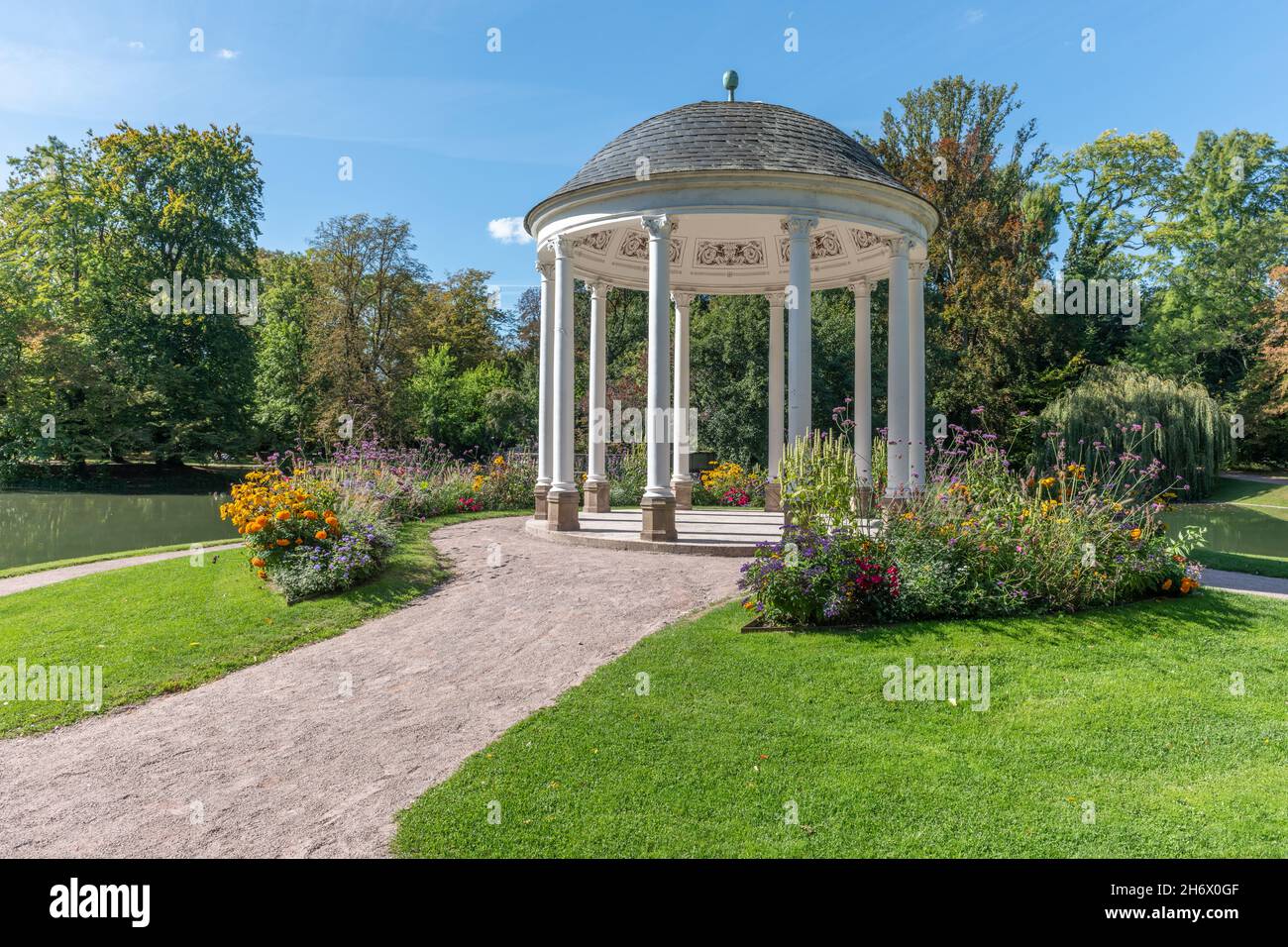 Tempio circolare, conosciuto come Tempio dell'Amore (inizio del XIX secolo) in stile neoclassico. Parc de l'Orangerie a Strasburgo. Francia, Europa. Foto Stock