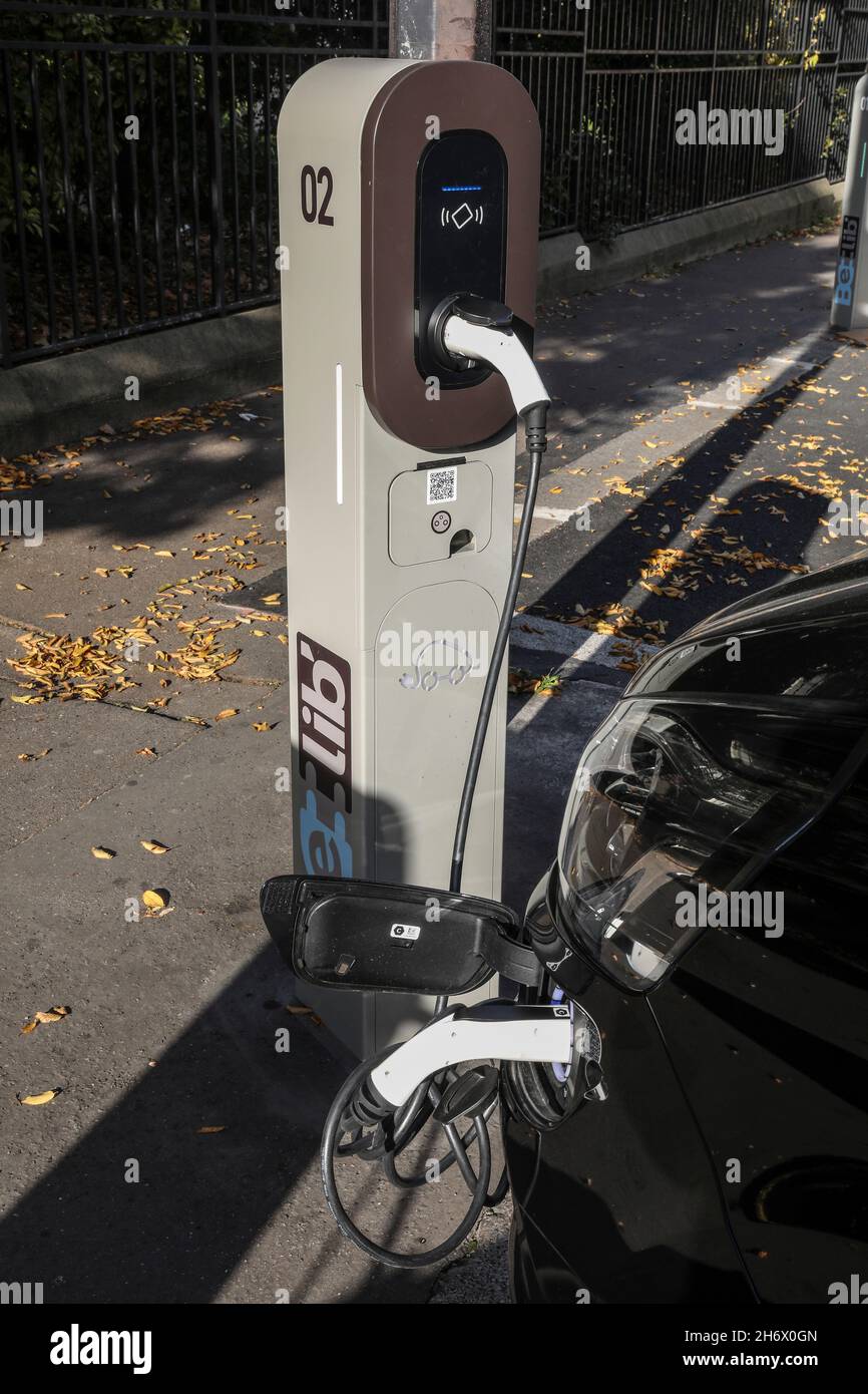 BELIB' LA RETE PUBBLICA DI STAZIONI DI RICARICA PER VEICOLI ELETTRICI A PARIGI Foto Stock