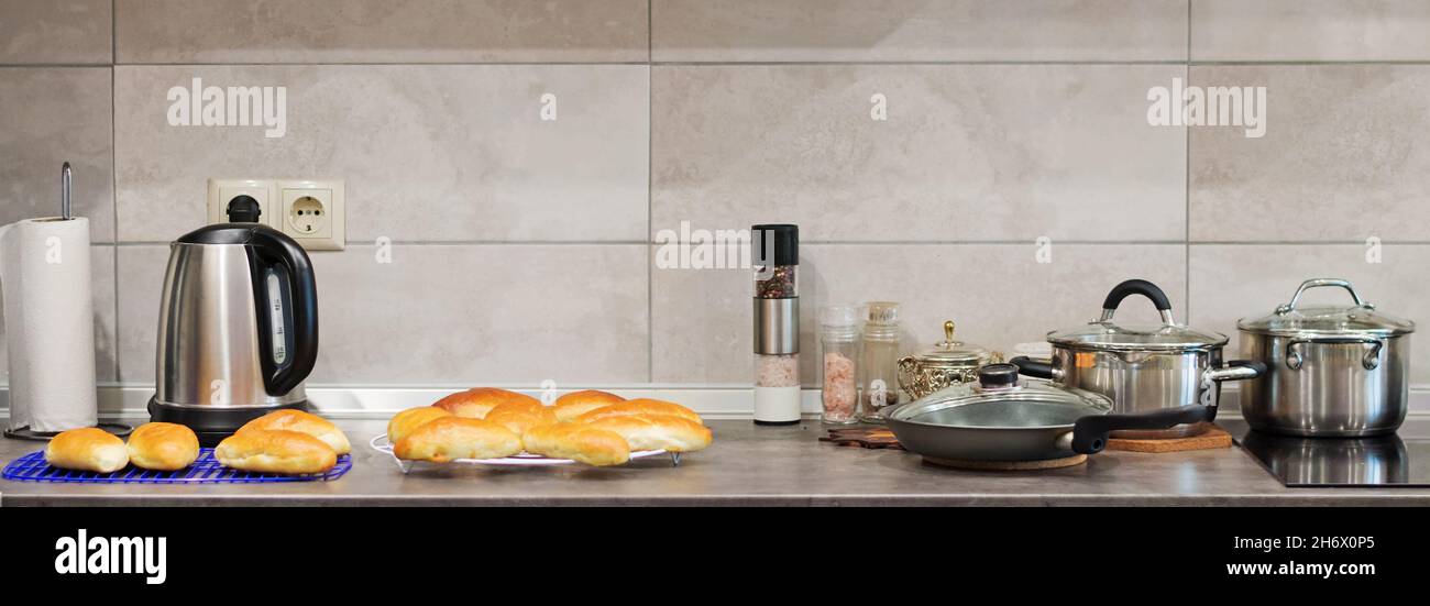 Ripiani da cucina e utensili vari. Torte deliziose. Accogliente e caldo Foto Stock